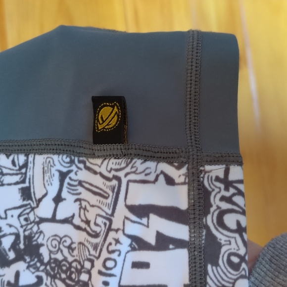 ...Lost 3/4 length sleeve Swim shirt - Picture 2 of 4